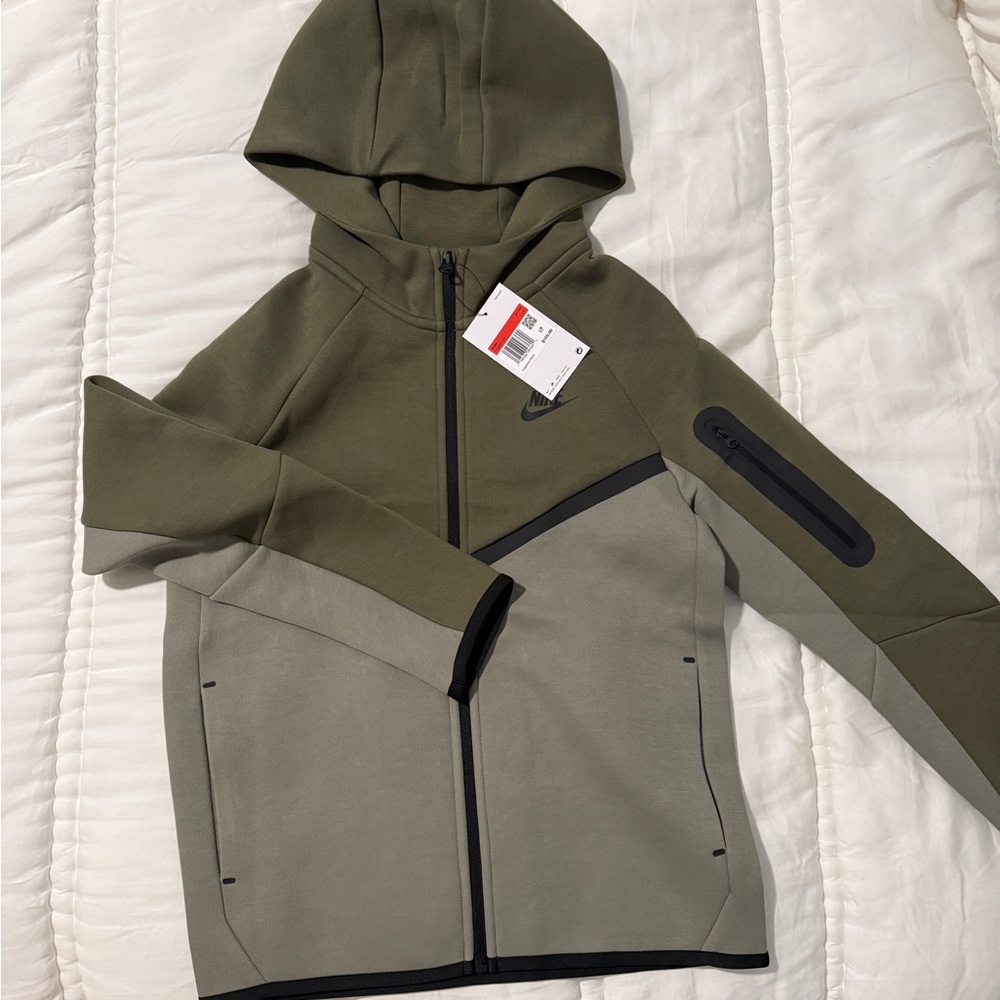 Nike kids Sportswear Tech Fleece. NWT. Two-Tone Green Hoodie